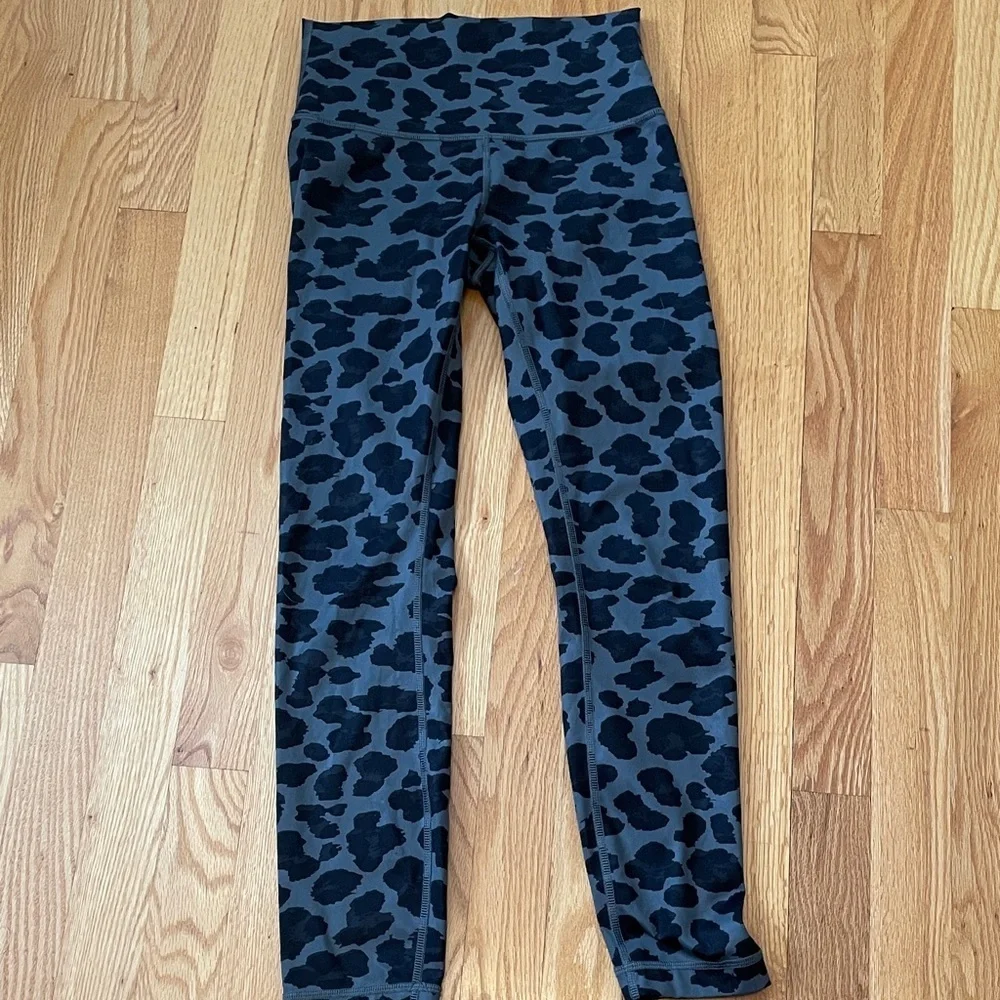 Lululemon women’s Athletica Black Leopard Print Leggings